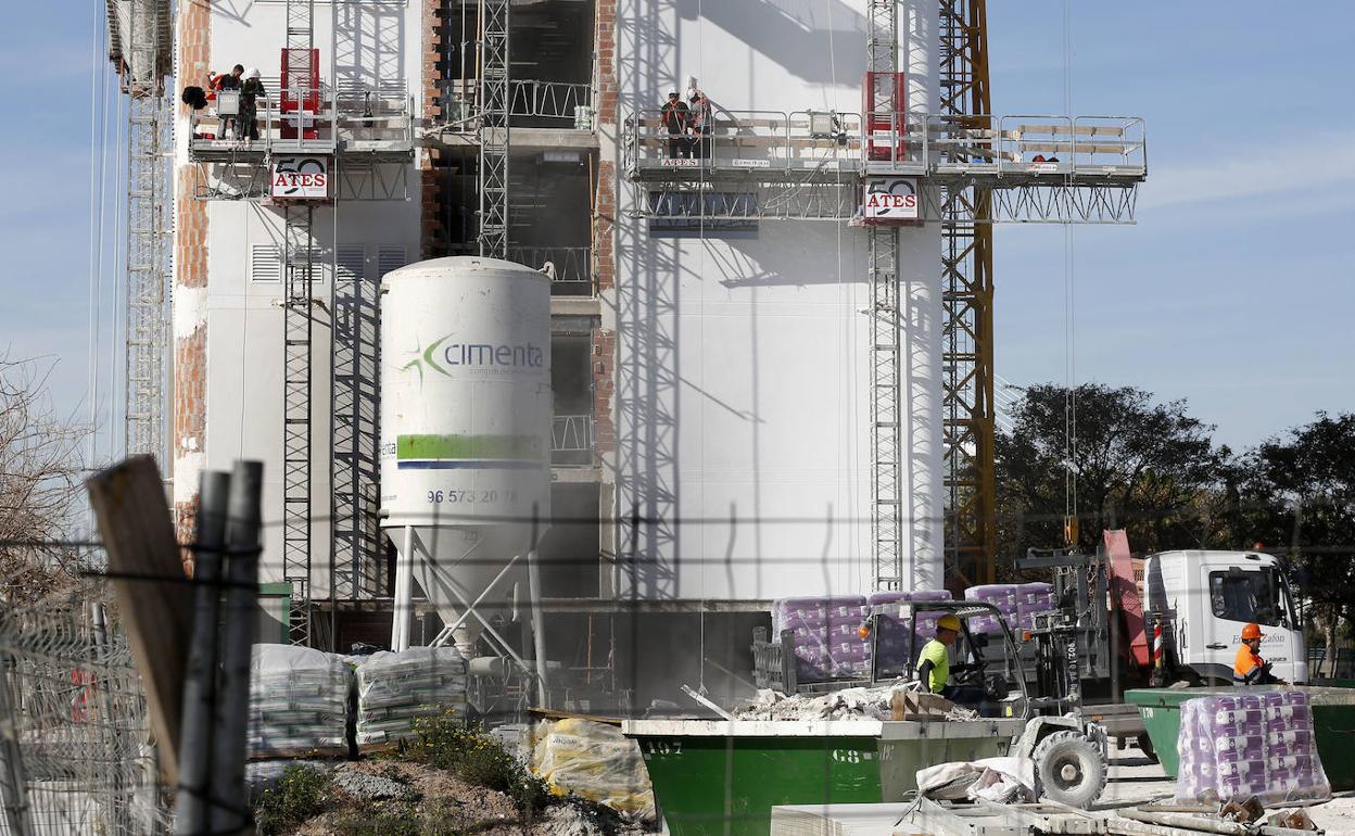 Trabajadores de la construcción en una obra de Valencia.