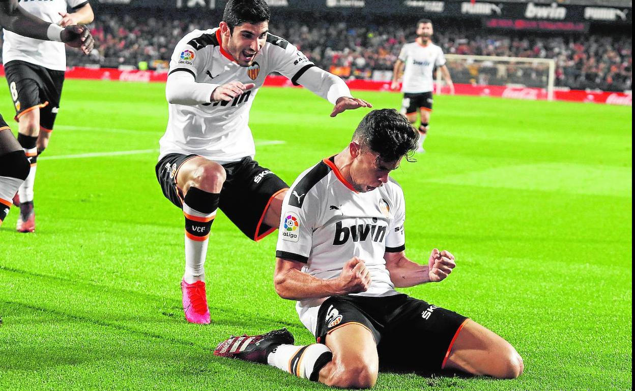 Gabriel Paulista celebra el gol que igualaba el de Marcos Llorente