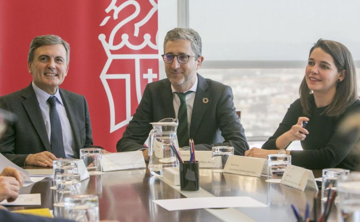 Pedro Saura, Arcadi España y María Pérez, en la reunión. 