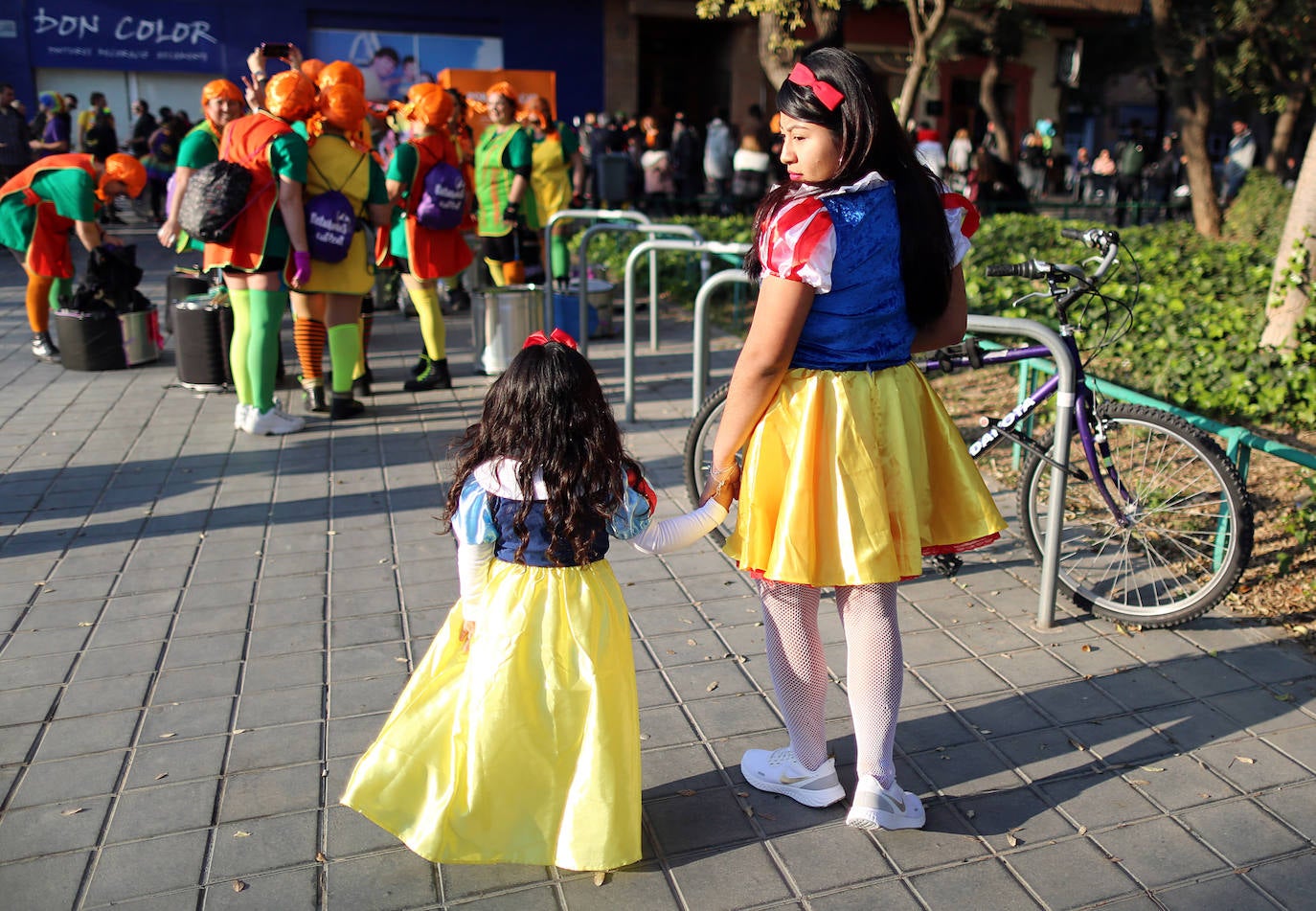 El barrio de Ruzafa, en pleno corazón de Valencia, se ha dejado contagiar de la magia del carnaval para celebrar con vecinos y visitantes una tradición que cumple diez años. Hasta 60 grupos artísticos y colectivos sociales de diferentes países, 17 bandas de música y 30 asociaciones de batucadas han recorrido las calles al ritmo de la música y los bailes. 