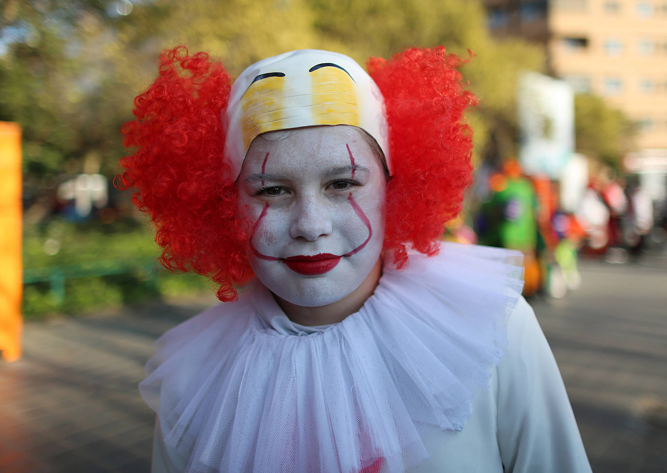 El barrio de Ruzafa, en pleno corazón de Valencia, se ha dejado contagiar de la magia del carnaval para celebrar con vecinos y visitantes una tradición que cumple diez años. Hasta 60 grupos artísticos y colectivos sociales de diferentes países, 17 bandas de música y 30 asociaciones de batucadas han recorrido las calles al ritmo de la música y los bailes. 