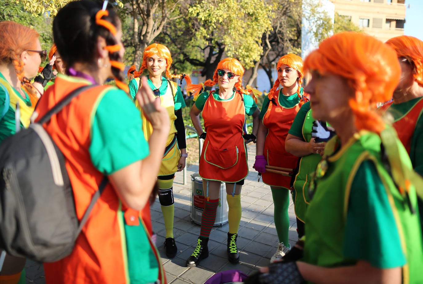 El barrio de Ruzafa, en pleno corazón de Valencia, se ha dejado contagiar de la magia del carnaval para celebrar con vecinos y visitantes una tradición que cumple diez años. Hasta 60 grupos artísticos y colectivos sociales de diferentes países, 17 bandas de música y 30 asociaciones de batucadas han recorrido las calles al ritmo de la música y los bailes. 