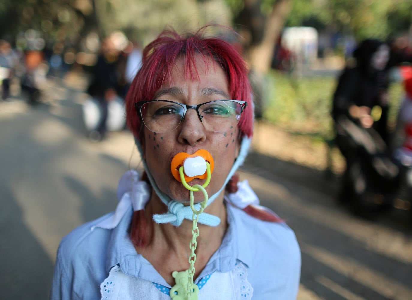 El barrio de Ruzafa, en pleno corazón de Valencia, se ha dejado contagiar de la magia del carnaval para celebrar con vecinos y visitantes una tradición que cumple diez años. Hasta 60 grupos artísticos y colectivos sociales de diferentes países, 17 bandas de música y 30 asociaciones de batucadas han recorrido las calles al ritmo de la música y los bailes. 
