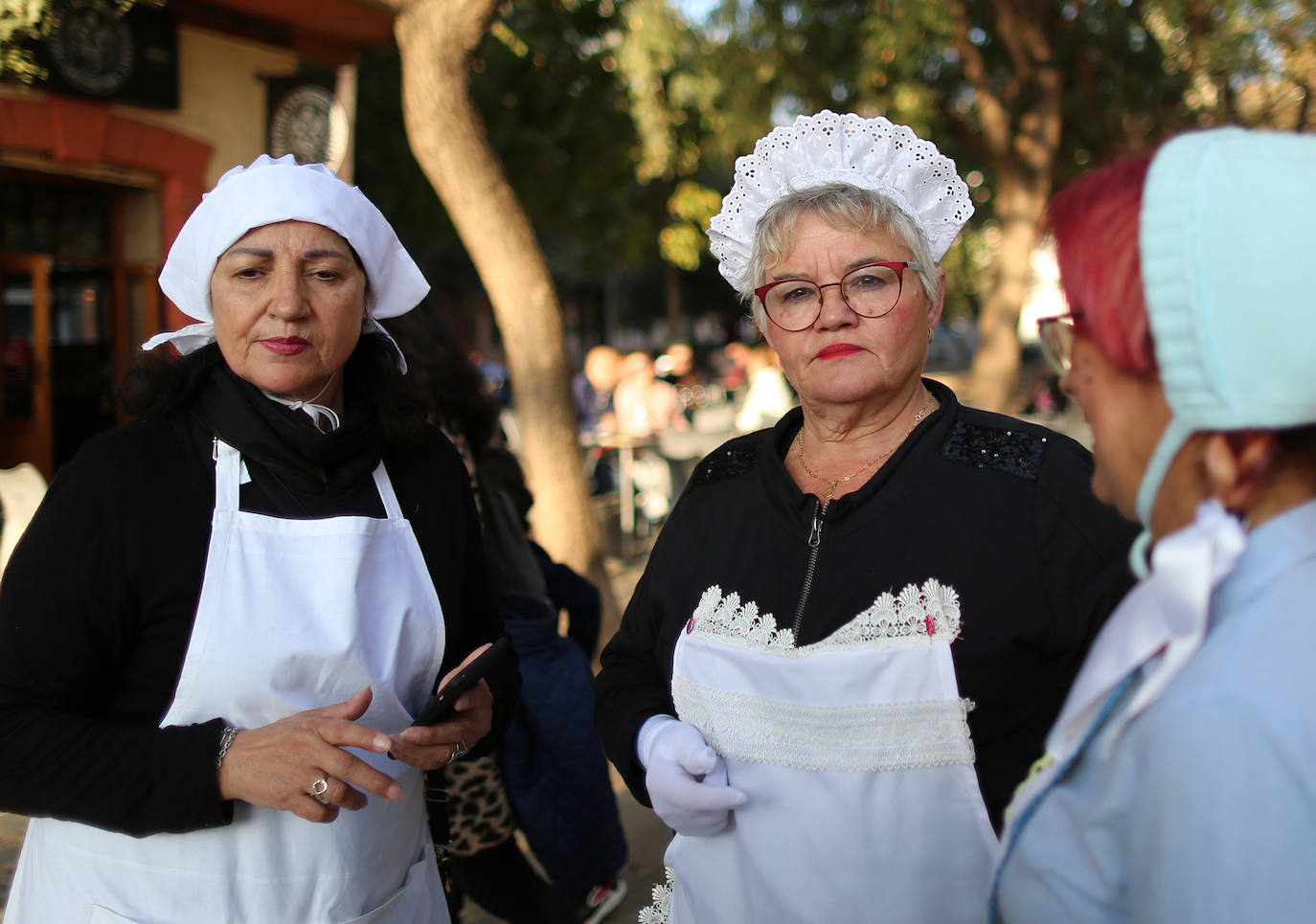 El barrio de Ruzafa, en pleno corazón de Valencia, se ha dejado contagiar de la magia del carnaval para celebrar con vecinos y visitantes una tradición que cumple diez años. Hasta 60 grupos artísticos y colectivos sociales de diferentes países, 17 bandas de música y 30 asociaciones de batucadas han recorrido las calles al ritmo de la música y los bailes. 