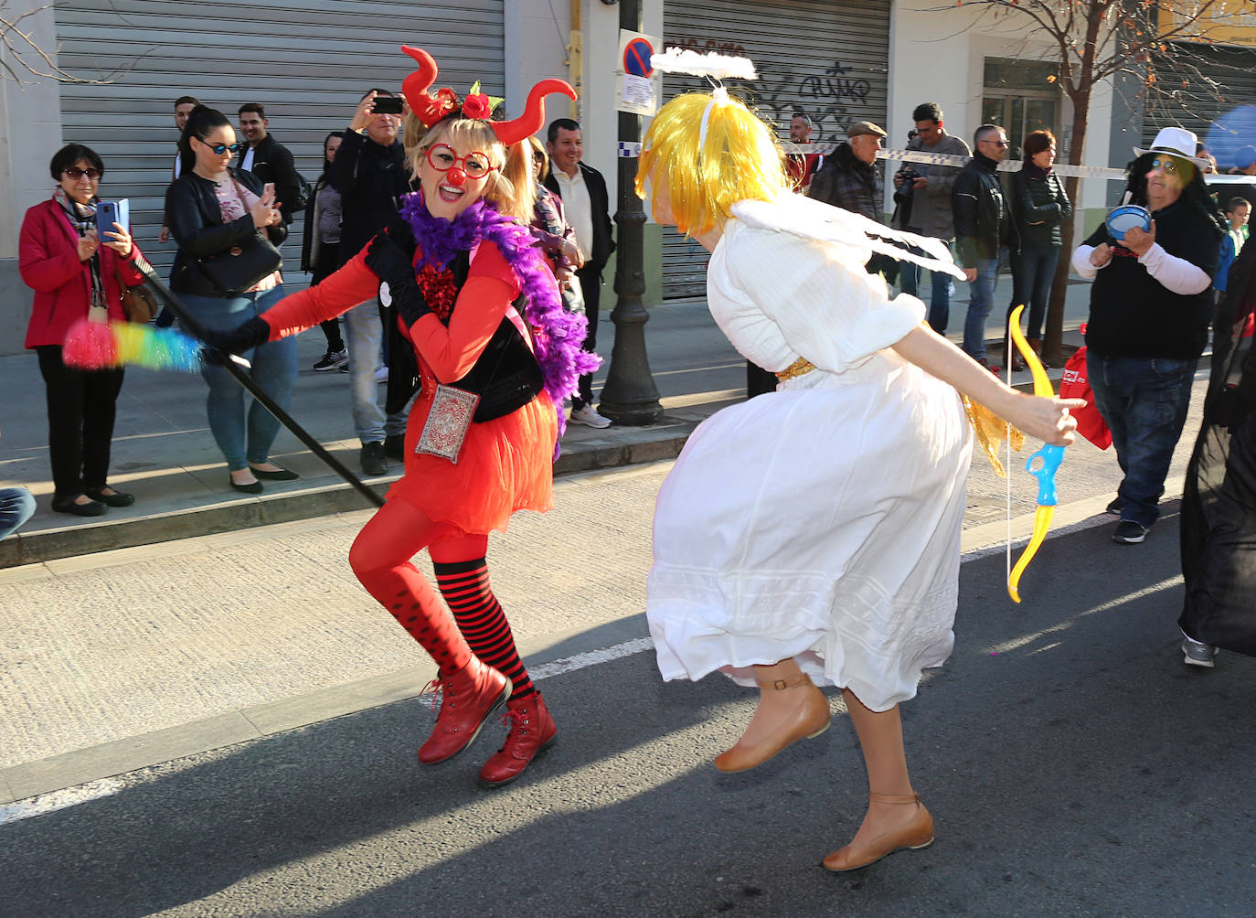 El barrio de Ruzafa, en pleno corazón de Valencia, se ha dejado contagiar de la magia del carnaval para celebrar con vecinos y visitantes una tradición que cumple diez años. Hasta 60 grupos artísticos y colectivos sociales de diferentes países, 17 bandas de música y 30 asociaciones de batucadas han recorrido las calles al ritmo de la música y los bailes. 