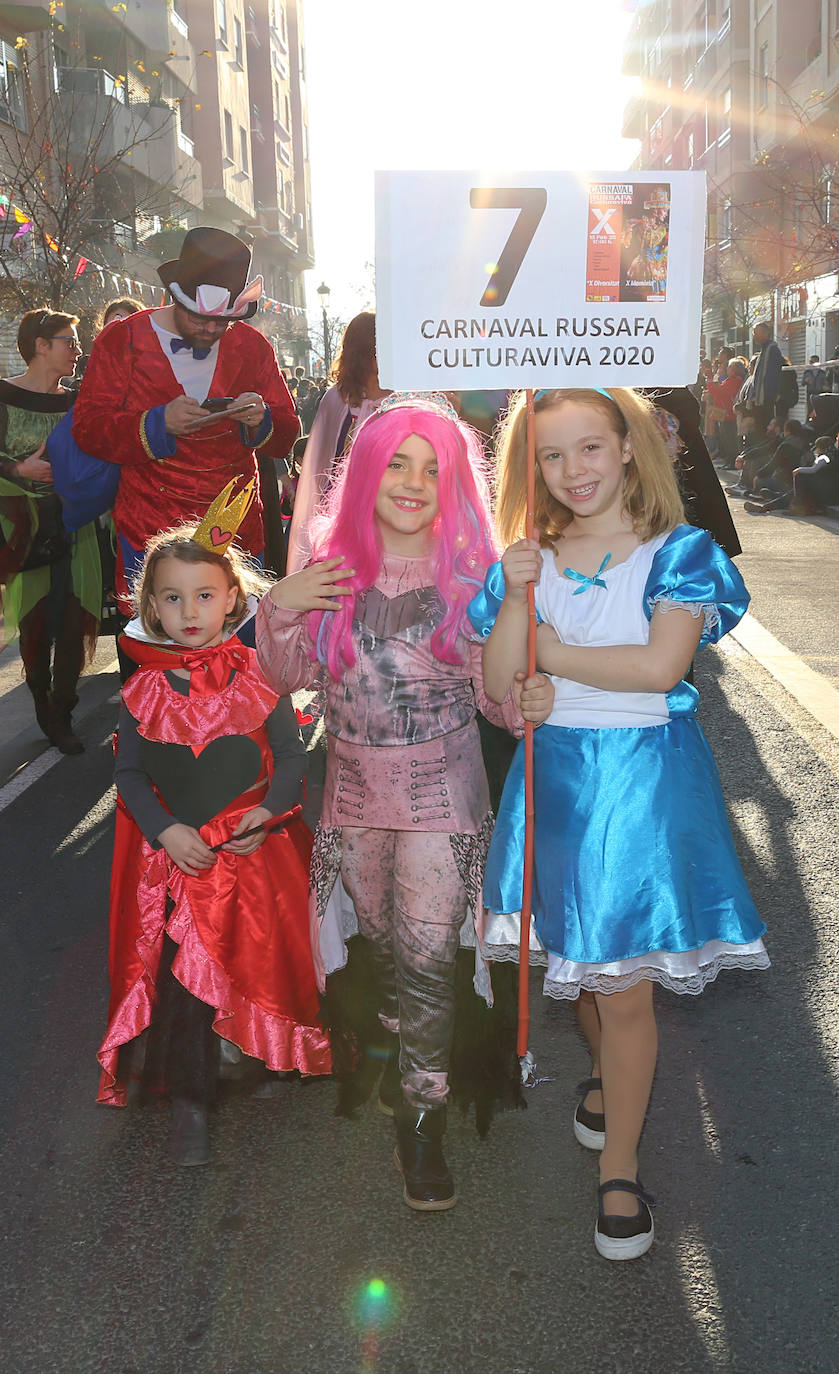 El barrio de Ruzafa, en pleno corazón de Valencia, se ha dejado contagiar de la magia del carnaval para celebrar con vecinos y visitantes una tradición que cumple diez años. Hasta 60 grupos artísticos y colectivos sociales de diferentes países, 17 bandas de música y 30 asociaciones de batucadas han recorrido las calles al ritmo de la música y los bailes. 