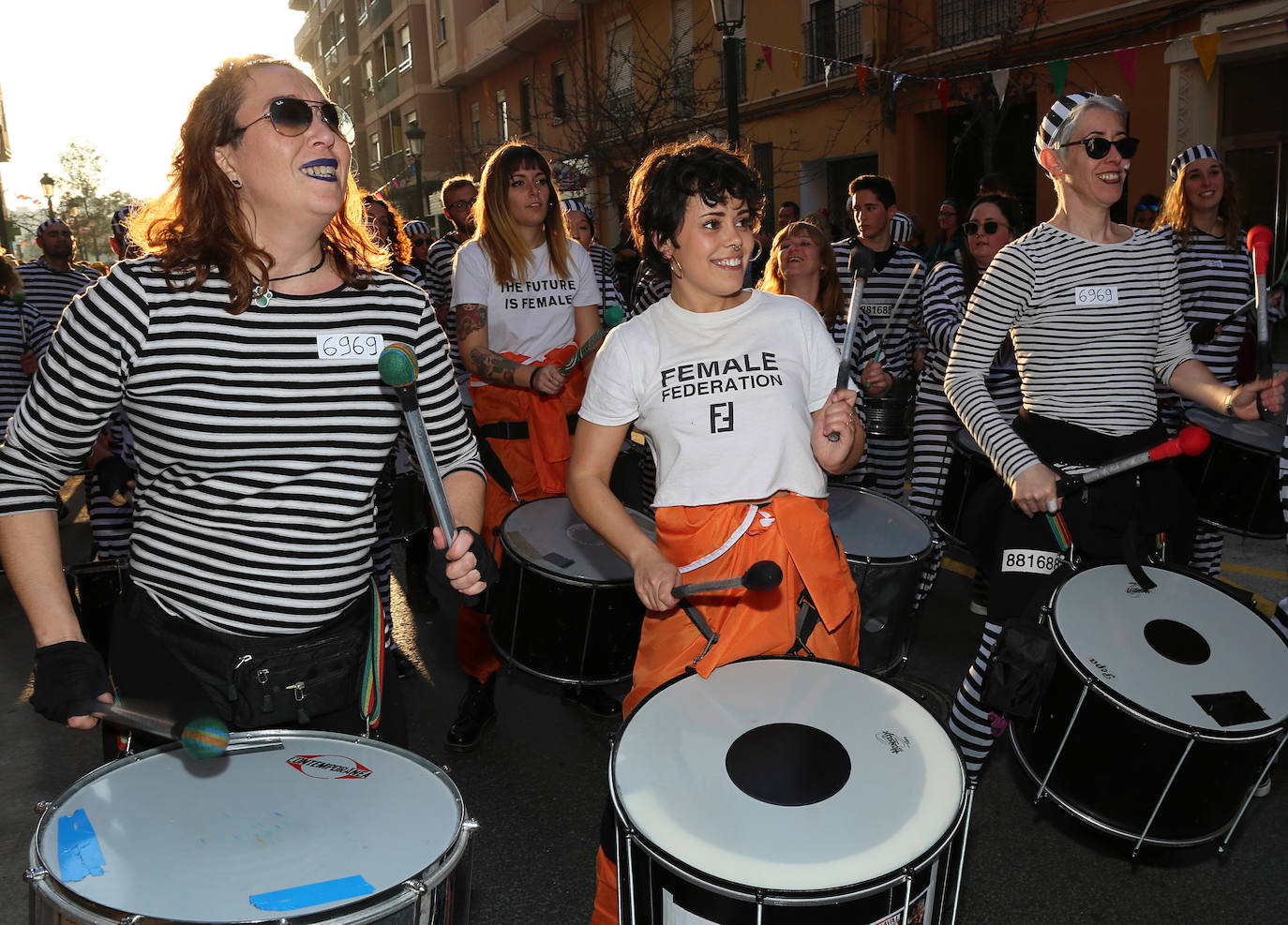 El barrio de Ruzafa, en pleno corazón de Valencia, se ha dejado contagiar de la magia del carnaval para celebrar con vecinos y visitantes una tradición que cumple diez años. Hasta 60 grupos artísticos y colectivos sociales de diferentes países, 17 bandas de música y 30 asociaciones de batucadas han recorrido las calles al ritmo de la música y los bailes. 