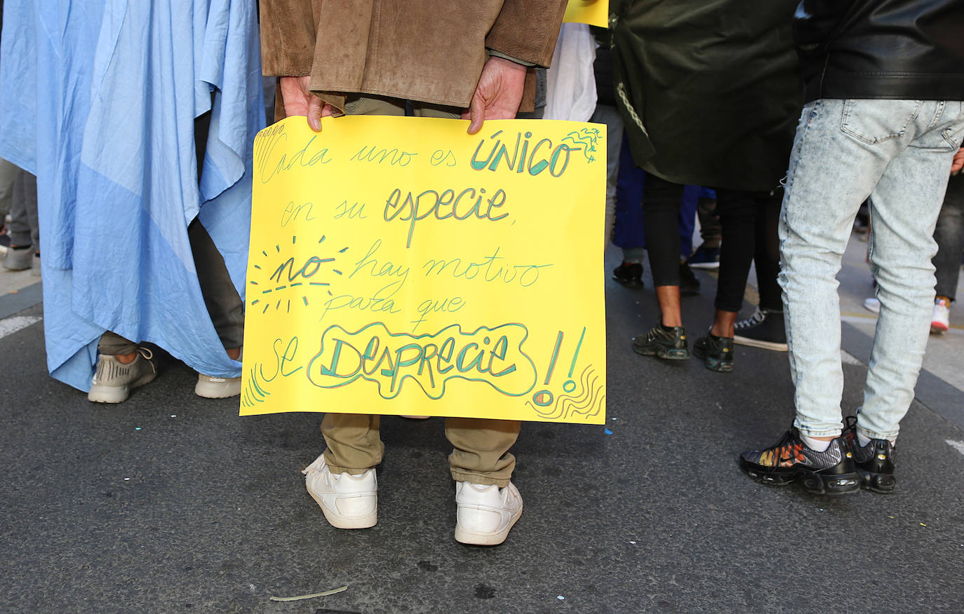 El barrio de Ruzafa, en pleno corazón de Valencia, se ha dejado contagiar de la magia del carnaval para celebrar con vecinos y visitantes una tradición que cumple diez años. Hasta 60 grupos artísticos y colectivos sociales de diferentes países, 17 bandas de música y 30 asociaciones de batucadas han recorrido las calles al ritmo de la música y los bailes. 