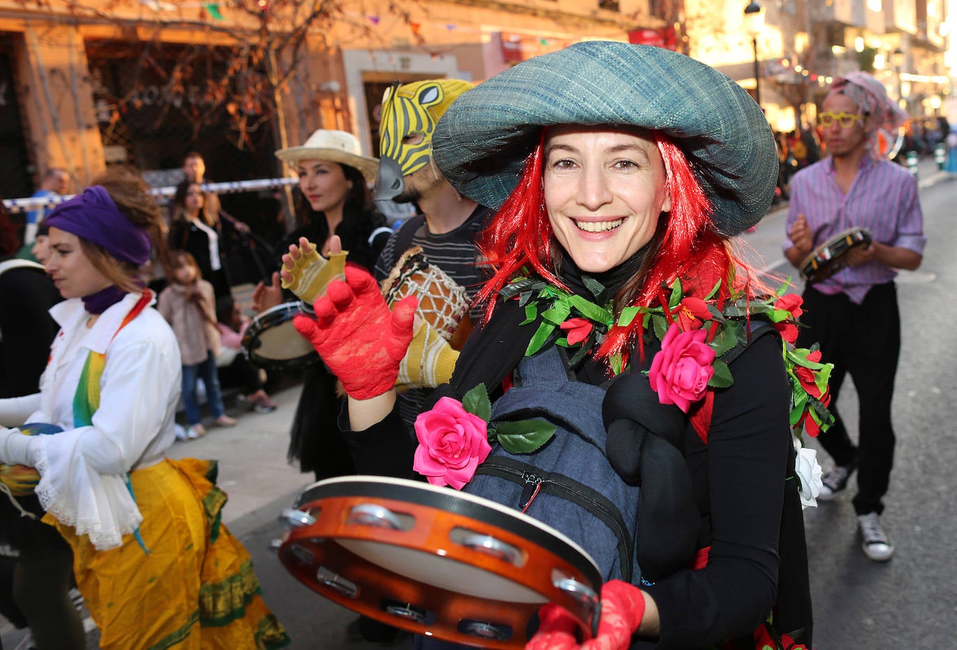 El barrio de Ruzafa, en pleno corazón de Valencia, se ha dejado contagiar de la magia del carnaval para celebrar con vecinos y visitantes una tradición que cumple diez años. Hasta 60 grupos artísticos y colectivos sociales de diferentes países, 17 bandas de música y 30 asociaciones de batucadas han recorrido las calles al ritmo de la música y los bailes. 