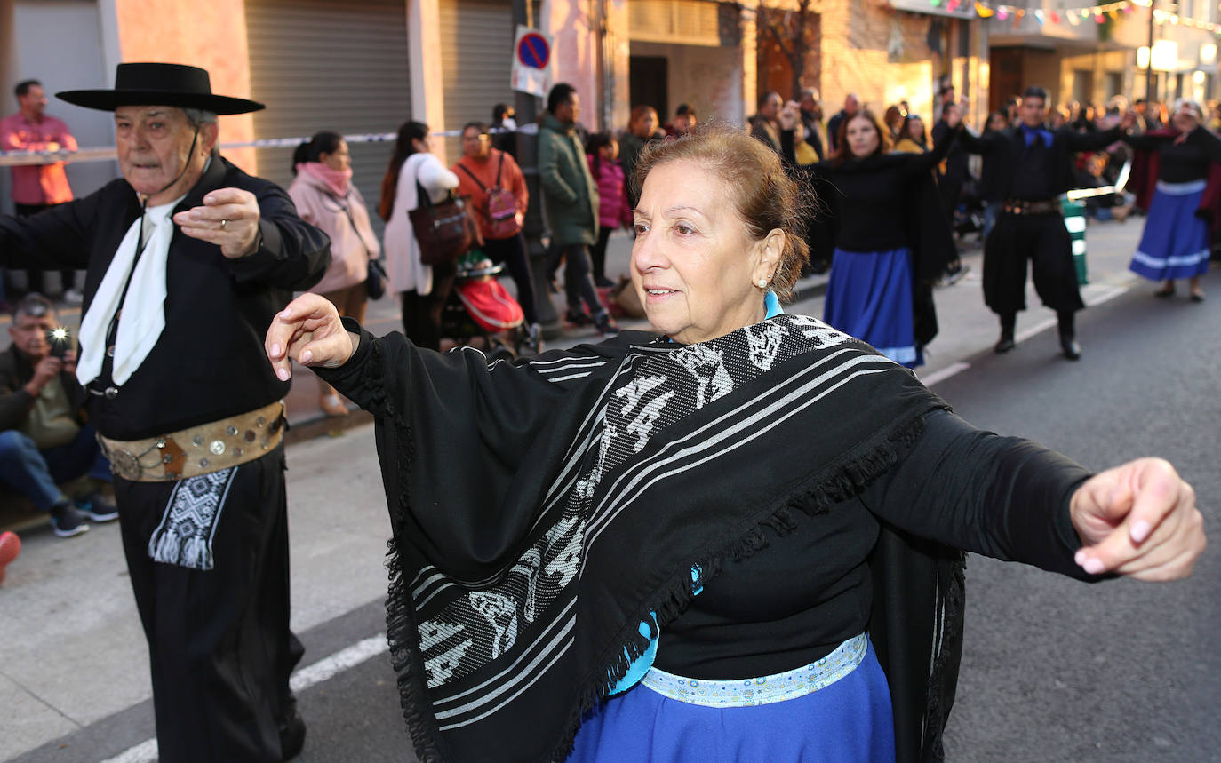 El barrio de Ruzafa, en pleno corazón de Valencia, se ha dejado contagiar de la magia del carnaval para celebrar con vecinos y visitantes una tradición que cumple diez años. Hasta 60 grupos artísticos y colectivos sociales de diferentes países, 17 bandas de música y 30 asociaciones de batucadas han recorrido las calles al ritmo de la música y los bailes. 