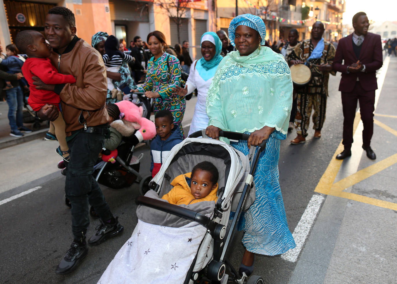 El barrio de Ruzafa, en pleno corazón de Valencia, se ha dejado contagiar de la magia del carnaval para celebrar con vecinos y visitantes una tradición que cumple diez años. Hasta 60 grupos artísticos y colectivos sociales de diferentes países, 17 bandas de música y 30 asociaciones de batucadas han recorrido las calles al ritmo de la música y los bailes. 