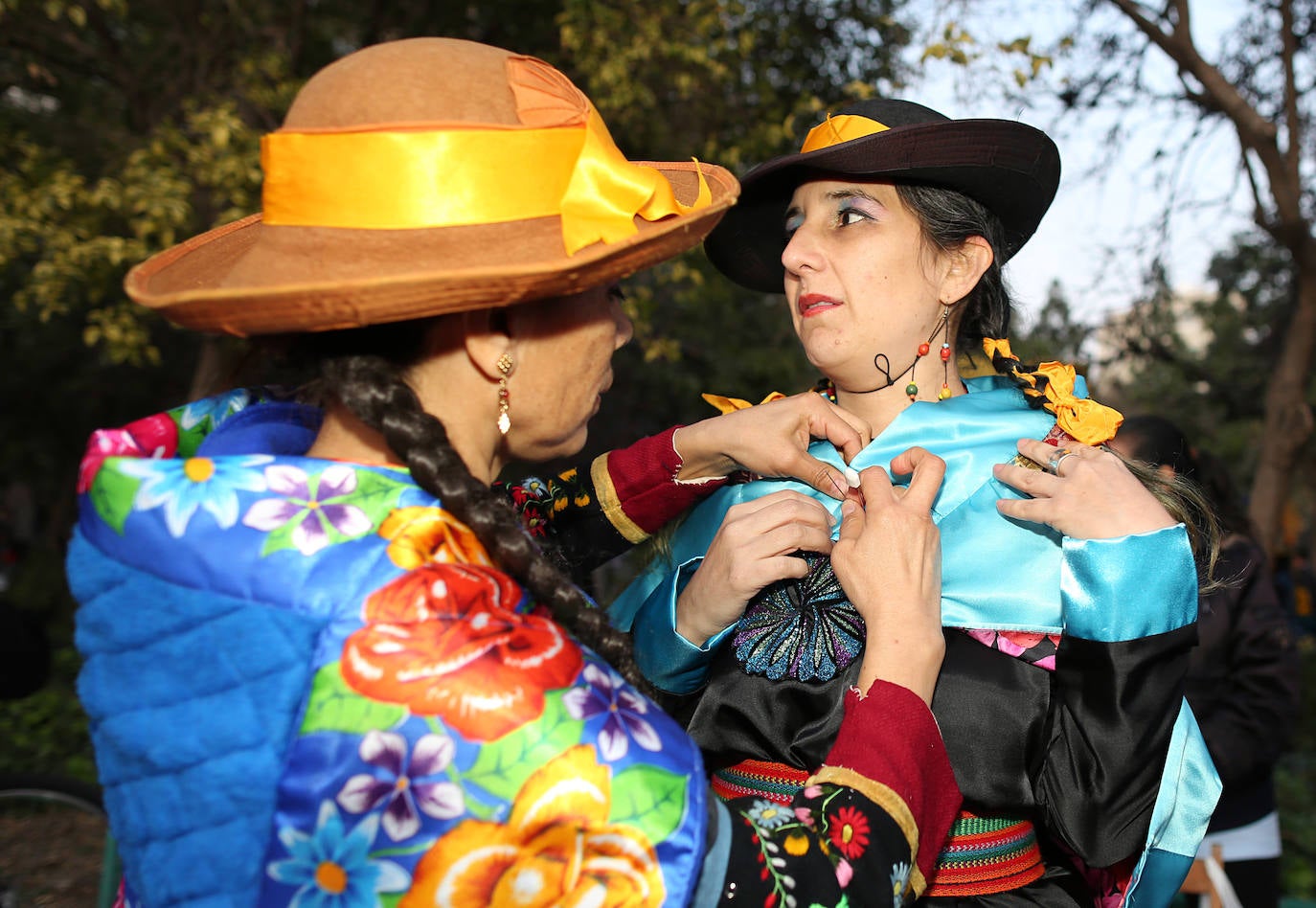 El barrio de Ruzafa, en pleno corazón de Valencia, se ha dejado contagiar de la magia del carnaval para celebrar con vecinos y visitantes una tradición que cumple diez años. Hasta 60 grupos artísticos y colectivos sociales de diferentes países, 17 bandas de música y 30 asociaciones de batucadas han recorrido las calles al ritmo de la música y los bailes. 
