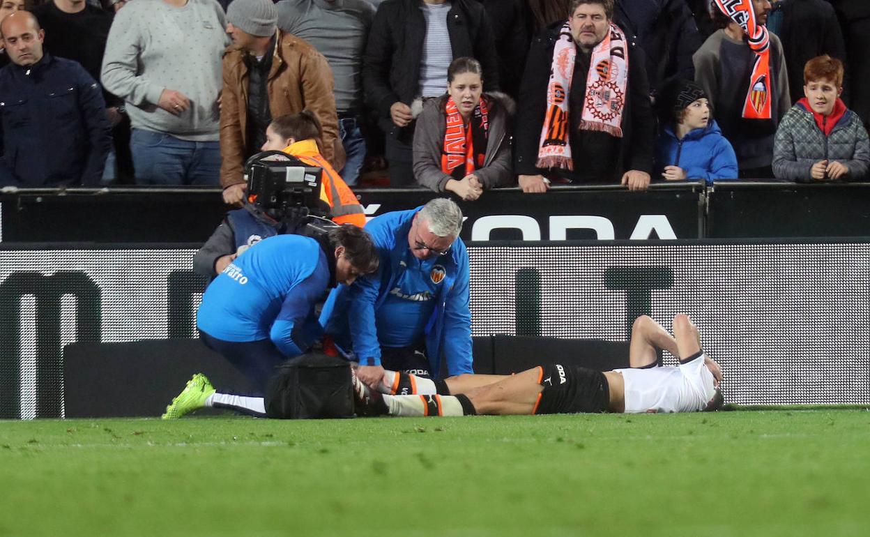 Paulista, atendido de su lesión en el tobillo en la recta final del partido ante el Atlético de Madrid