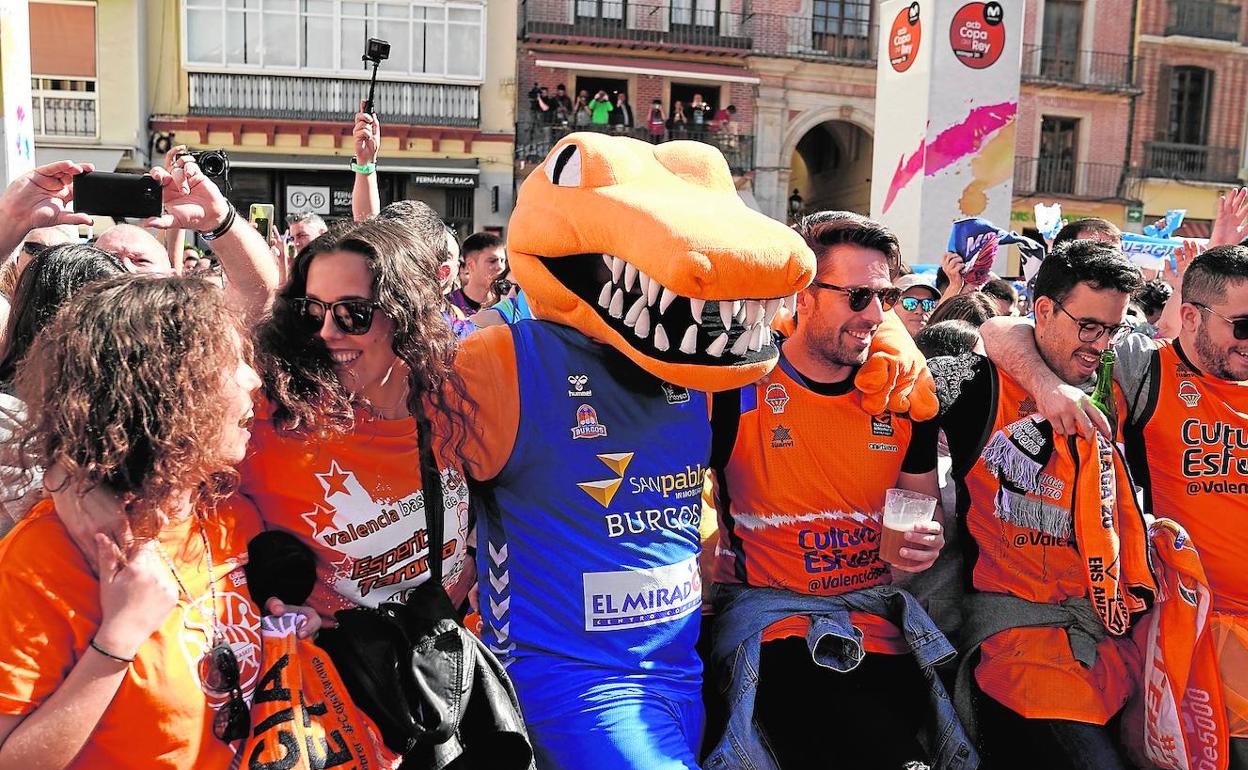 Aficionados del Valencia Basket bailan con la mascota del San Pablo Burgos en las calles de Málaga