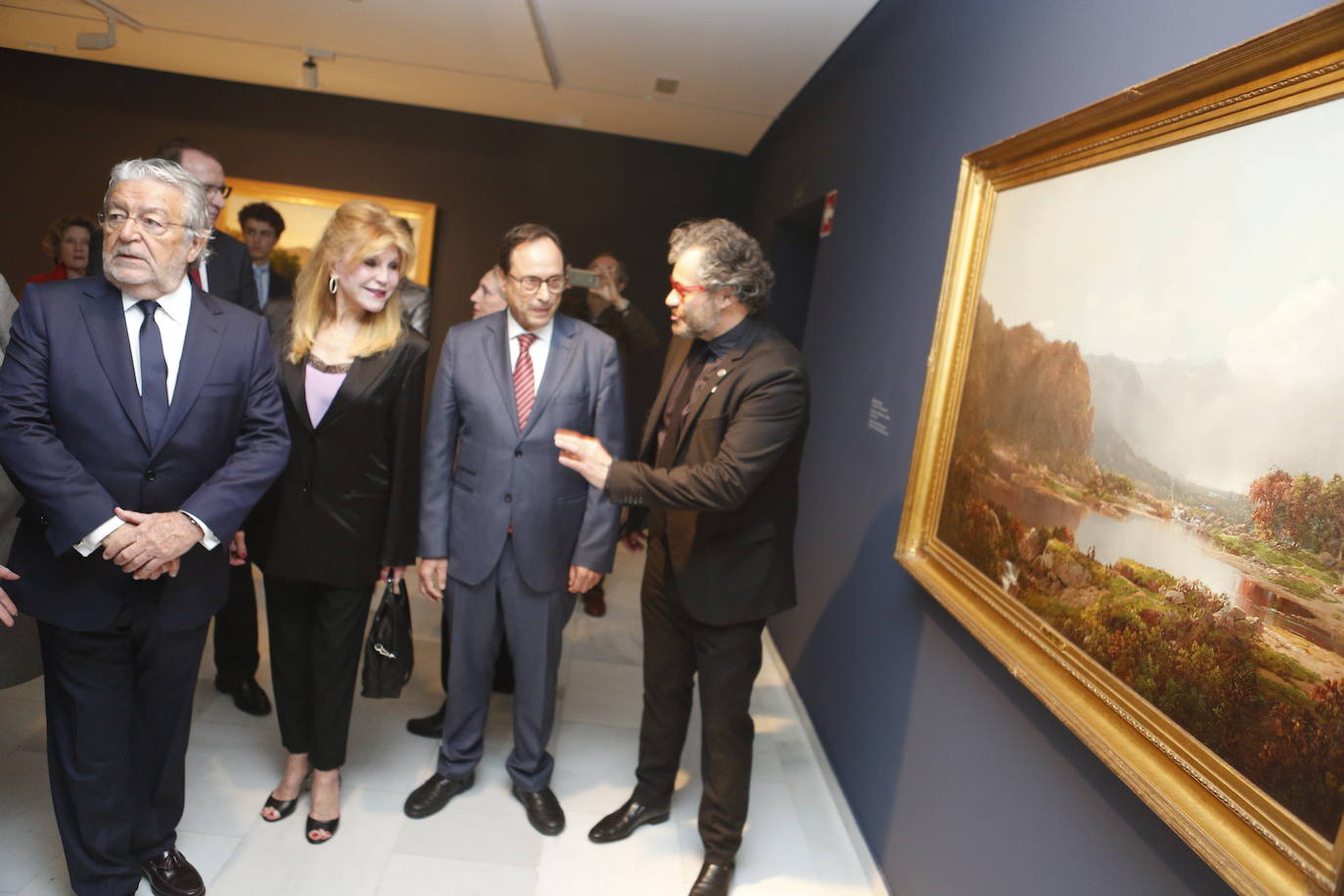 La primera exposición de la colección de Carmen Thyssenen 15 años llega a Fundación Bancaja con obras de Monet, Gauguin y Pissarro que homenajean el paisaje visto por el impresionismo europeo y norteamericano de los siglos XIX y XX. La propia baronesa acudió este viernes a la inauguración de 'Paraísos. Impresionismo europeo y americano, una muestra casi única, que invita al espectador a recorrer este movimiento artístico y que estará en Valencia hasta el 28 de junio.