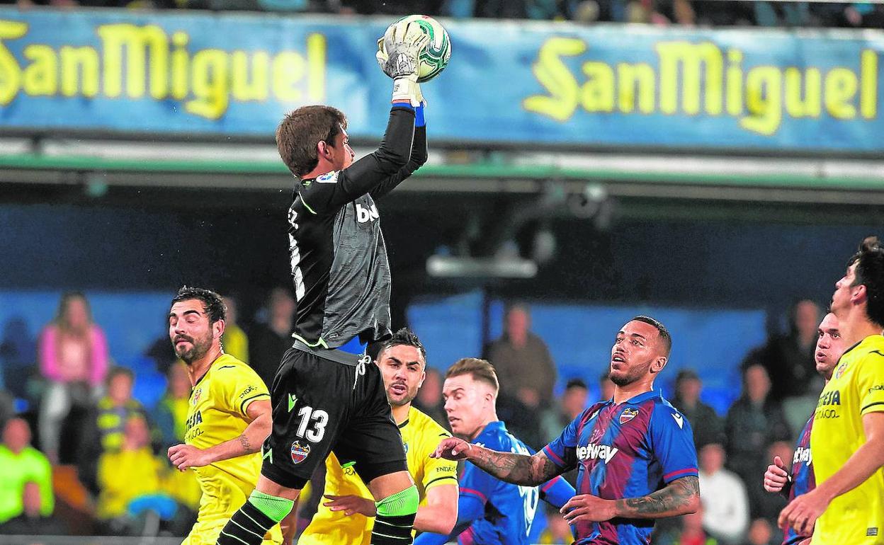 Aitor Fernández salta para atrapar un balón el pasado sábado contra el Villarreal.