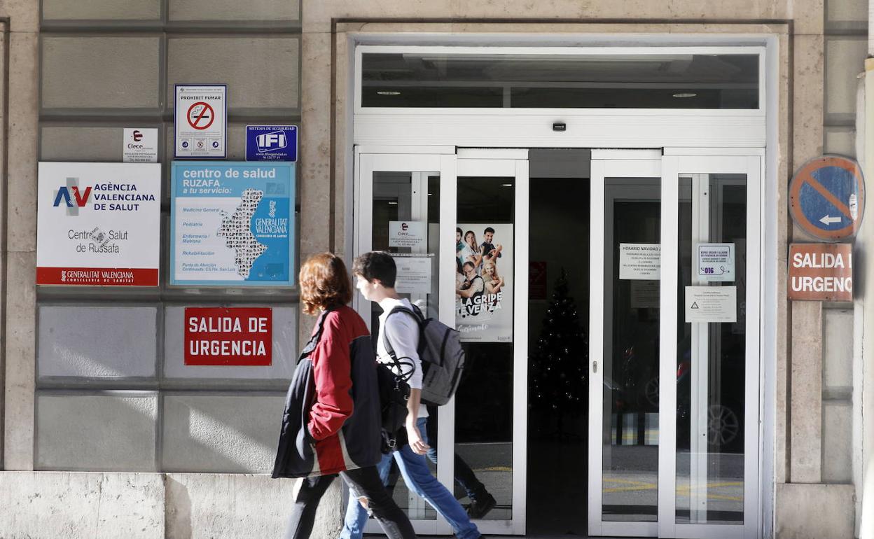 Sanidad descarta pagar a médicos horas extra para desatascar los ambulatorios