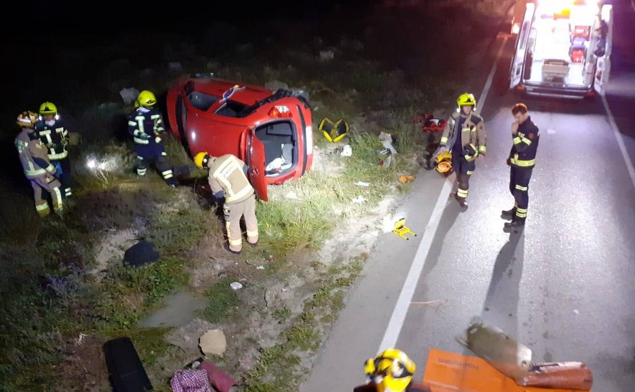 Efectivos de Bomberos en el momento del rescate. 