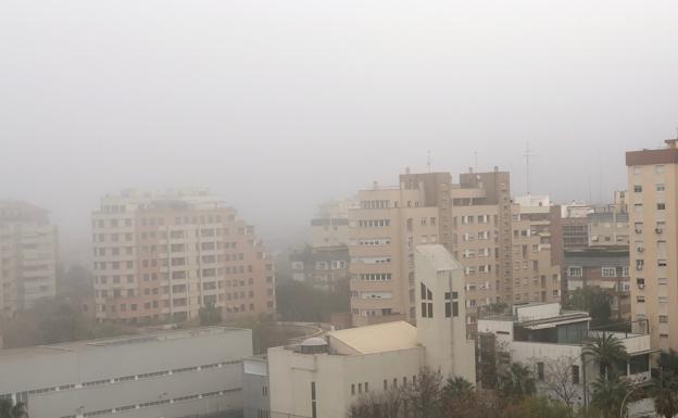 La niebla cubre el barrio de Campanar, en Valencia. 