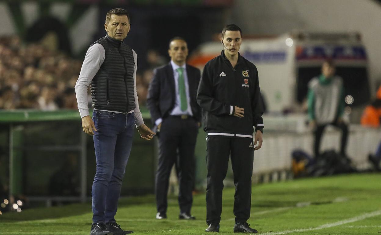 Djukic y Oltra (al fondo), durante el partido entre el Racing y el Sporting