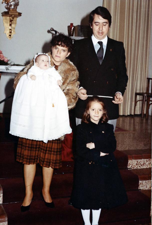 Familia. Con sus padres Elisa y Miguel el día del bautizo de su hermana Ana. "Le saco siete años, fue un día muy feliz, era como un juguete para mí".