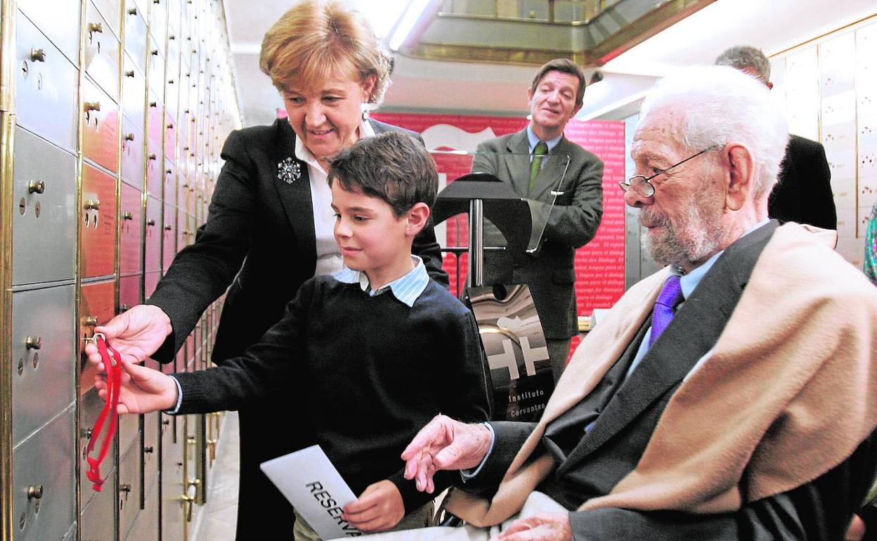 El cineasta Luis García Berlanga, junto a su nieto, entregó su legado al Instituto Cervantes en 2008. 