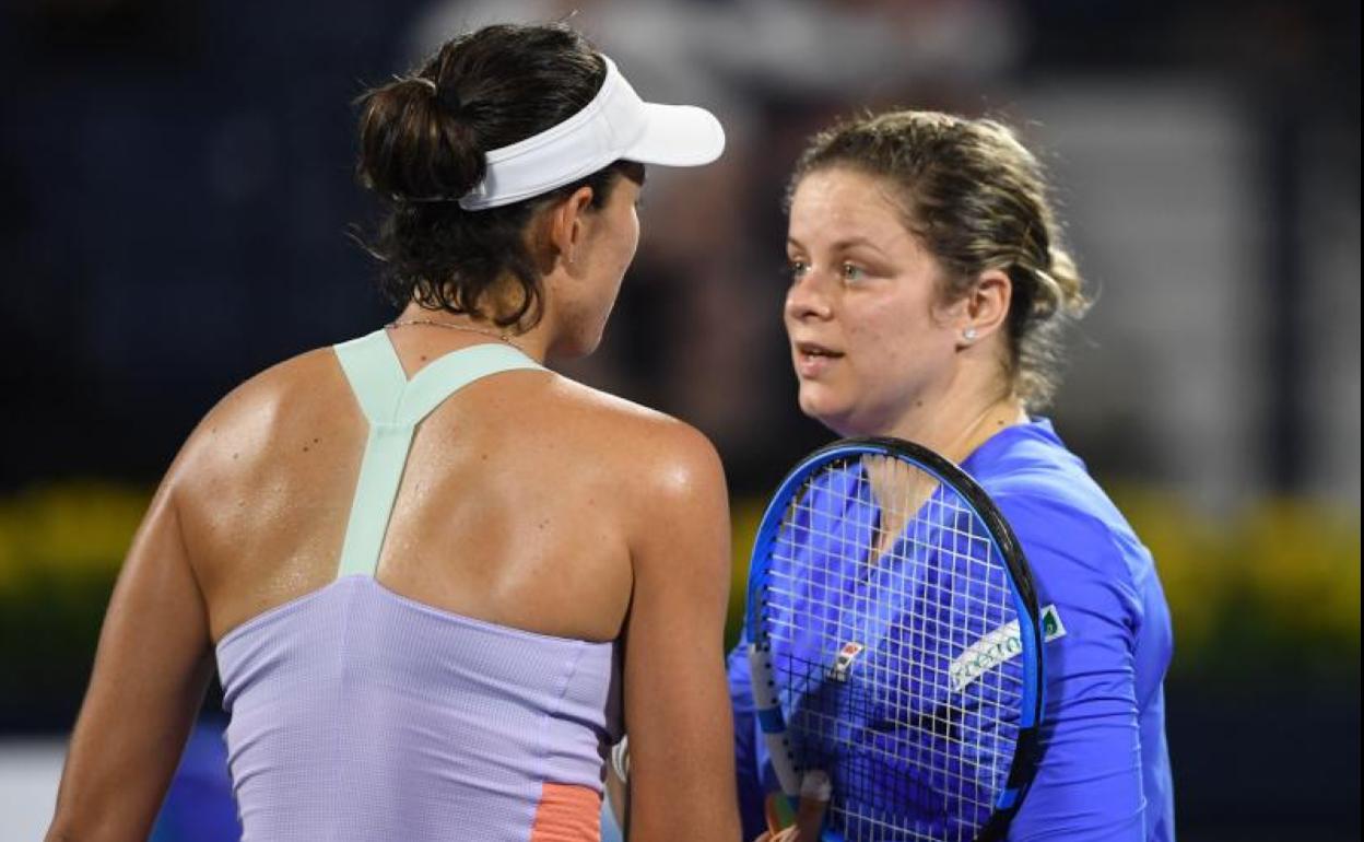 Kim Clijsters felicita a Garbiñe Muguruza tras el partido. 