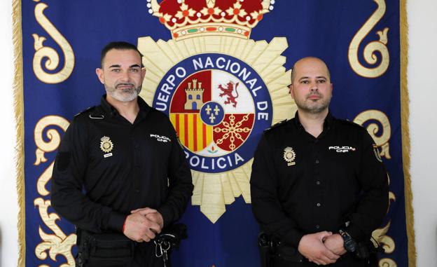 La pareja de policías que ha reanimado a un bebé este domingo en Valencia. 