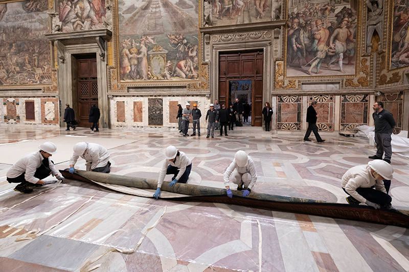 Con motivo de las celebraciones por el quinto centenario de la muerte de Rafael Sanzio (Urbino 1483-Roma 1520), los Museos Vaticanos exponen en la Capilla Sixtina, desde este lunes y durante solo una semana, los tapices con los Hechos de los Apóstoles San Pablo y San Pedro.