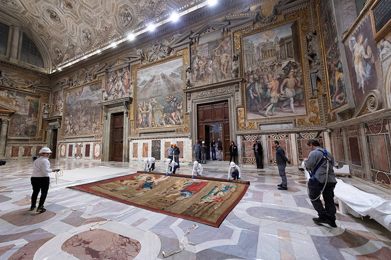 Los diez tapices se exponen en los Museos Vaticanos en la sala de Rafael y sólo fueron mostrados en la Sixtina hace 37 años para celebrar los 500 años del nacimiento de pintor y cuatro de ellos durante solo un día en 2010, antes de que fueran cedidos para una exposición en el Museo Victoria & Albert de Londres.