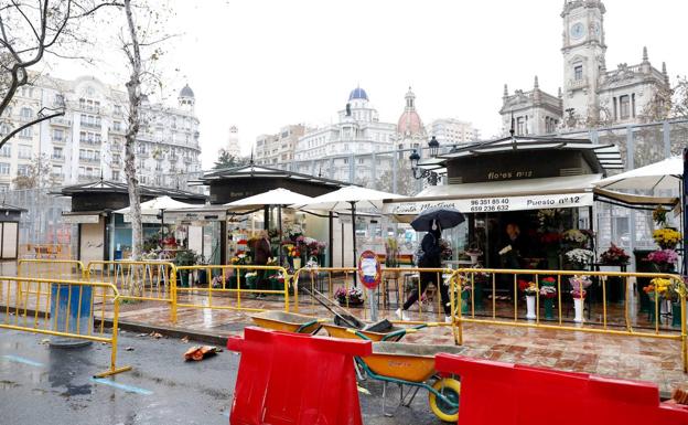 Imagen principal - La plaza del Ayuntamiento empieza a cambiar para siempre