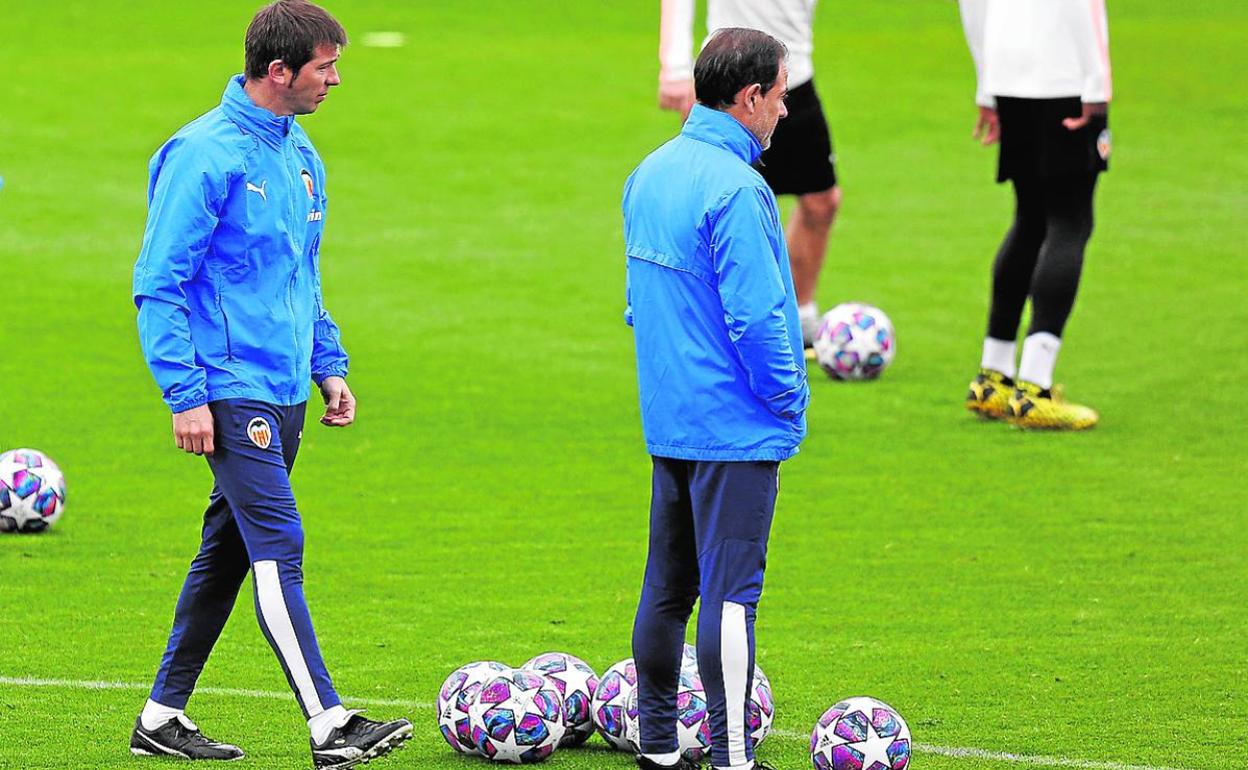 Albert Celades (izquierda), en el entrenamiento de ayer en la ciudad deportiva de Paterna.