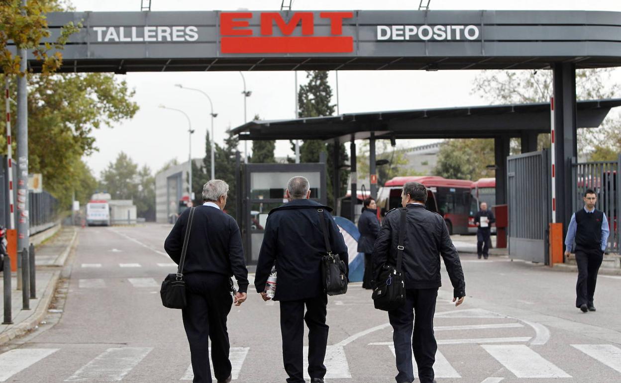 Tres conductores entran a las cocheras de San Isidro. 