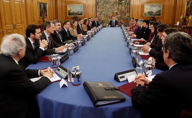 El Rey preside la mesa del Consejo de Ministros.