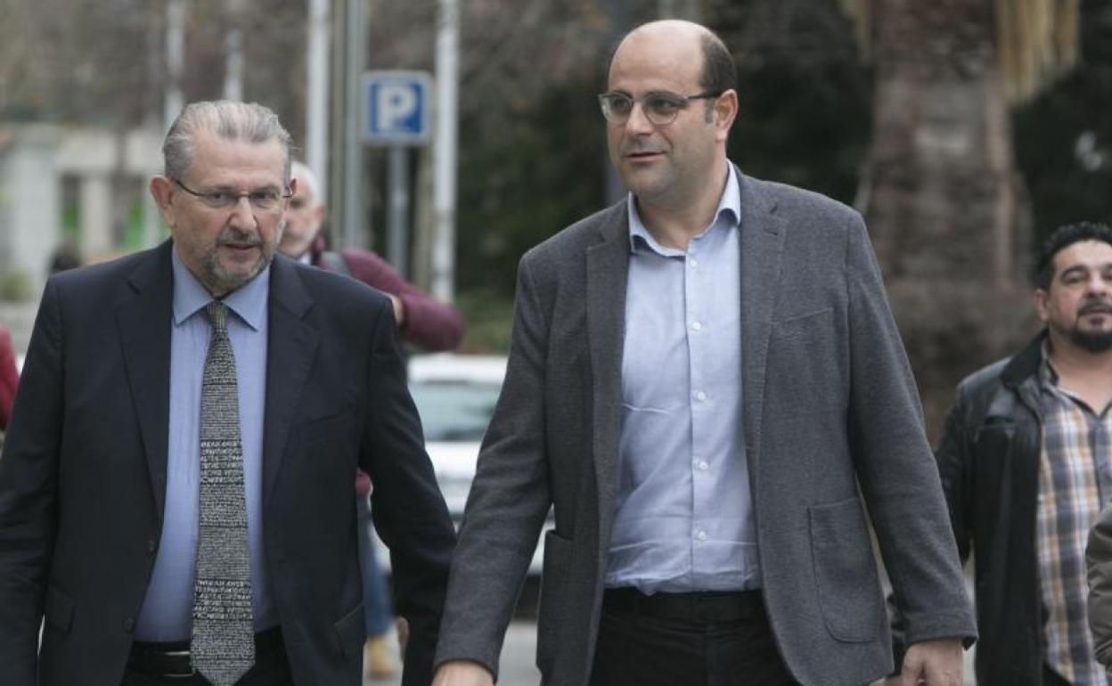 Ricard Gallego, a la derecha, antes de llegar a la Ciudad de la Justicia. 