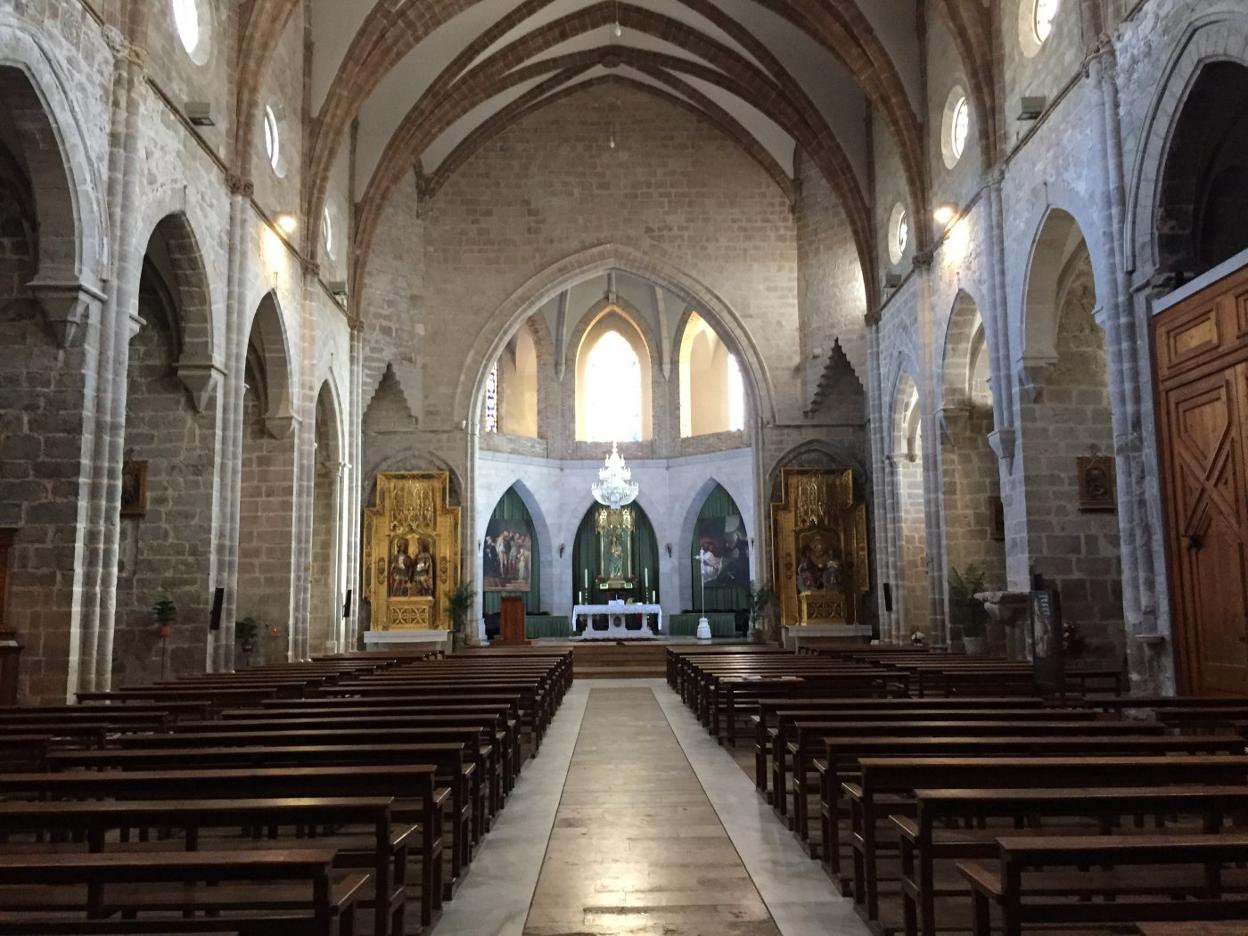 Nave central de la Colegiata, donde hay desprendimientos. ó. de la dueña