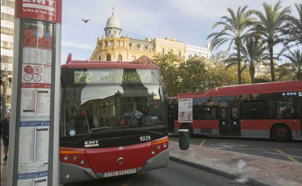 Autobús de la EMT en la plaza del Ayuntamiento.