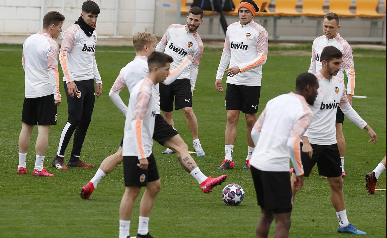 Entrenamiento del Valencia CF previo al partido de Champions que le enfrenta al Atalanta.