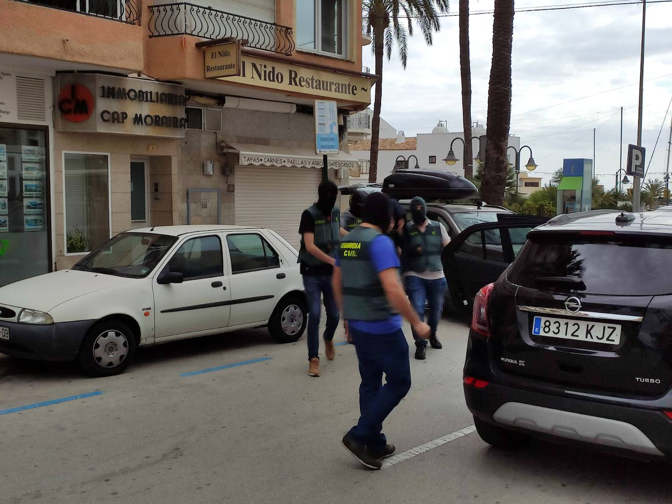 Un ciudadano holandés de 60 años ha sido detenido este martes tras declararse autor del asesinato de su pareja, una mujer de 34 años y nacionalidad rumana, cuyo cadáver fue hallado con cuchilladas en un contenedor de basura en la urbanización La Sabatera, entre los núcleos urbanos de Teulada y Moraira.