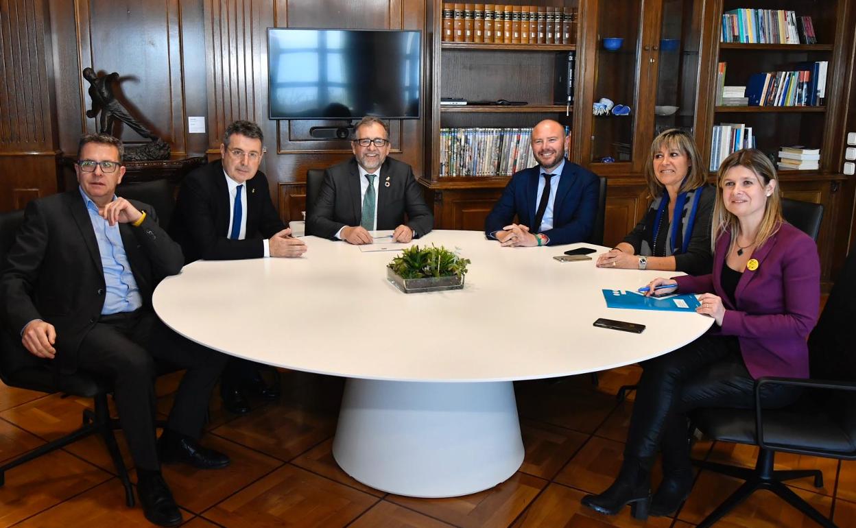 Los presidentes de diputaciones, reunidos ayer en Tarragona. 