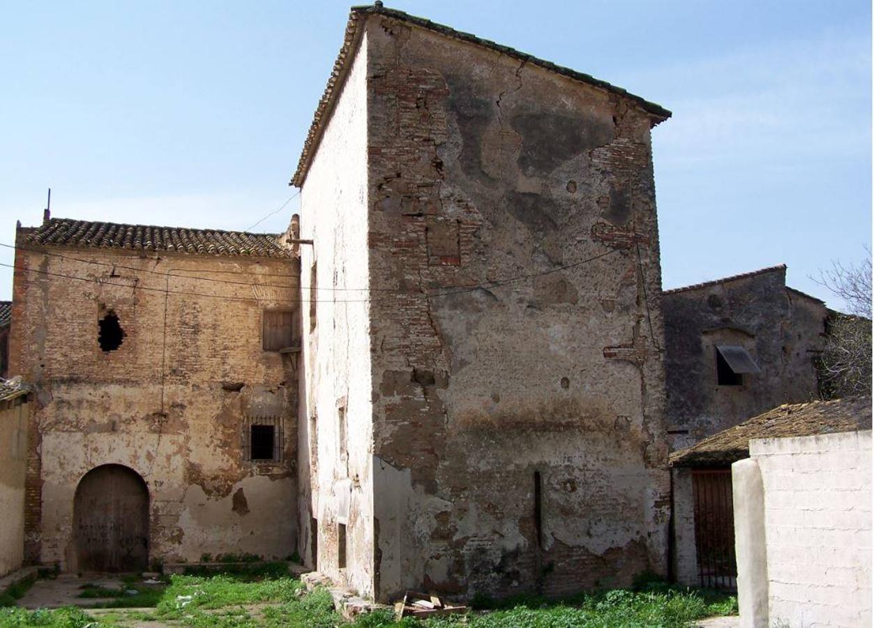 ALQUERÍA DEL MORO | En Valencia ciudad se encuentran 7 espacios en esta Lista Roja contando con la Ceramo de Benicalap. Este enclave en plena huerta valenciana es la "única alquería gótica completa que data del siglo XIV". El riesgo por el que forma parte de este listado es por su "deterioro progresivo, hundimientos y expolio".