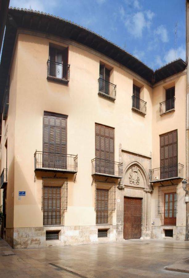 CABALLERIZAS DEL PALACIO ESCRIVÁ | Situado en pleno corazón de la ciudad de Valencia, posiblemente sea uno de los edificio más antiguos del centro. El riesgo reside en el intento de derribo para llevar a cabo un proyecto de edificio de tres plantas, para ampliar el Palacio e instalar las colecciones de los propietarios del Palacio.