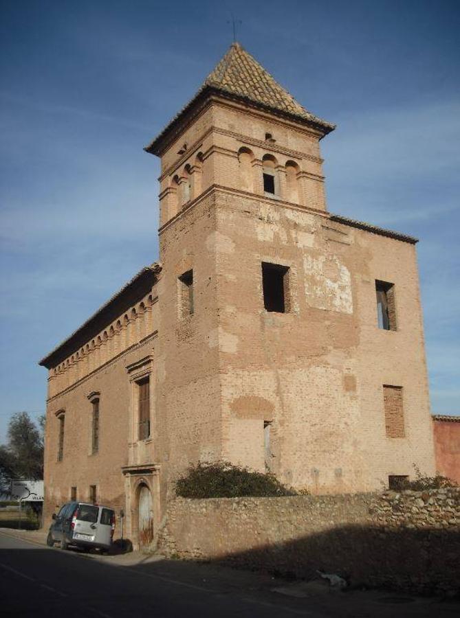 CASA SEÑORIAL DE LA SIRENA (Alfara del Patriarca, Valencia, Comunidad Valenciana) | La Sirena es un palacio rural renacentista que cumple la función de alquería y de villa de recreo señorial. Está parcialmente abandonada y se utiliza para labores agrícolas que le han hecho perder muchas de sus características originales.