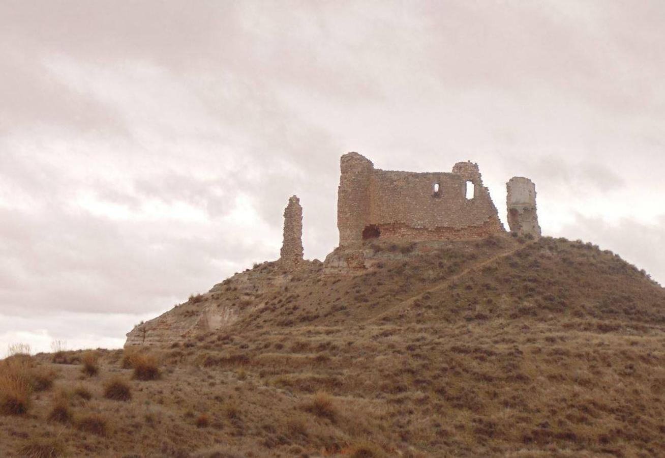 CASTILLO DE CARABANCHEL O MONREAL (Dosbarrios, Castilla-La Mancha, Toledo) | El castillo se alza sobre un cerro que domina el Valle de Valdecarábanos, sobre La Mancha toledana. Actualmente, quedan pocos restos de lo que debió ser una imponente fortaleza, con fuerte muralla, foso y gran plaza de armas.