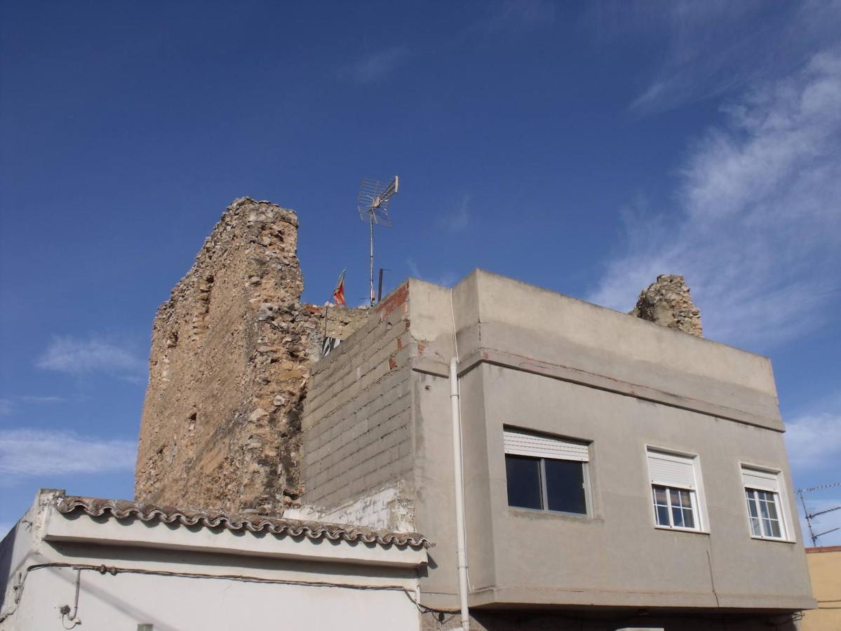 CASTILLO VILAMARXANT (Vilamarxant, Comunidad Valenciana) | Esta construcción árabe ha quedado totalmente integrada entre las diferentes construcciones modernas que impiden el acceso. Además, advierte que el edificio en ruinas podría venirse abajo porque sus paredes no están consolidadas "de ninguna forma".