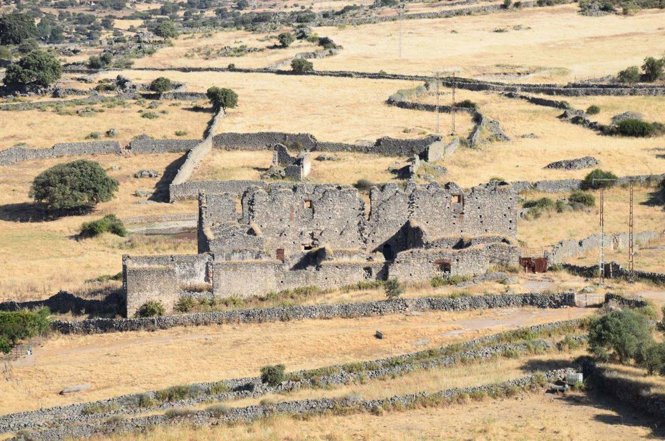 CONVENTO DE LA MAGDALENA | El estado de ruina es tan avanzado que una de sus fachadas amenaza con derrumbarse. Carece de cubierta, han expoliado dinteles y pilares de los vanos lo que hace que su estructura haya perdido estabilidad. Las paredes internas se han perdido en gran parte, aunque en muchos puntos aún perdura la traza constructiva. Actualmente en su interior habitan animales.