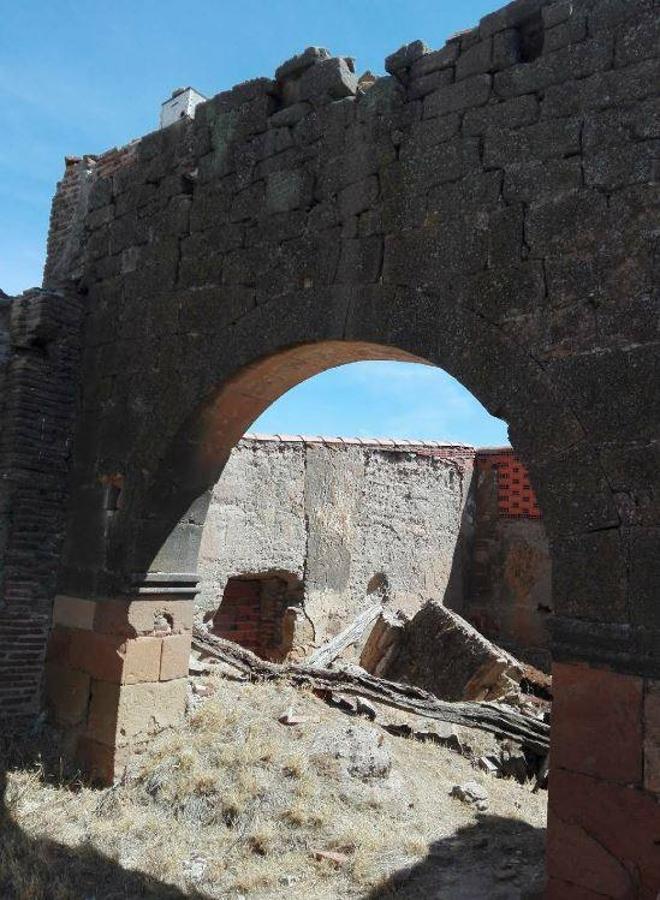 IGLESIA DE RIOLOBOS (El Campo de Peñaranda, Castilla y León, Salamanca) | La Asociación Hispania Nostra confecciona desde 2007 la Lista Roja del Patrimonio español con aquellos lugares o edificios que están en estado de abandono y peligro, con serio riesgo de desaparición, destrucción o alteración de sus valores. 