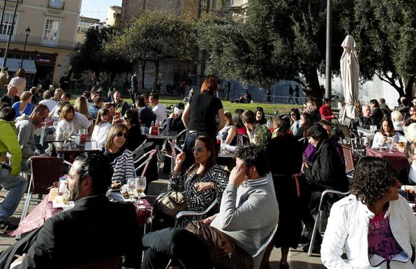 Los bares más cercanos a la Plaza del Ayuntamiento retirarán sus terrazas durante 4 horas los días de Fallas