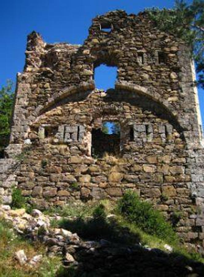 TORRE DE FERNANDO VI | Tras una mala intervención hace 20 años, su deterioro ha continuado y hace tres años se ha desplomado el lienzo norte. Recientemente se ha desmoronado parte del lienzo este, cuyos cascotes han colapsado el camino, siendo retirados para permitir el paso de los transeúntes que frecuentan el camino viejo a Oza.