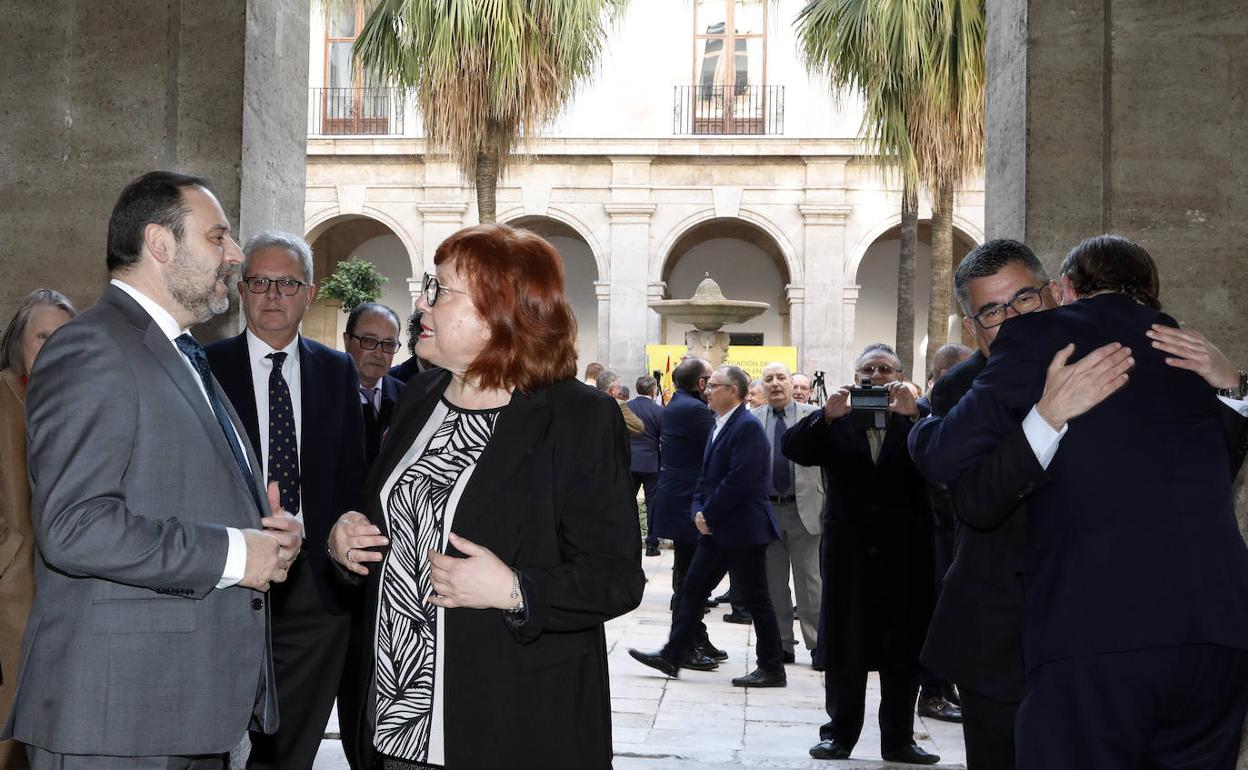 La delegada del Gobierno, junto al ministro Ábalos, mientras Puig saluda al exdelegado. 